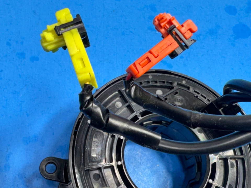 Reloj Nissan Rogue 2017-2020 resorte OEM Foto 3 de 4