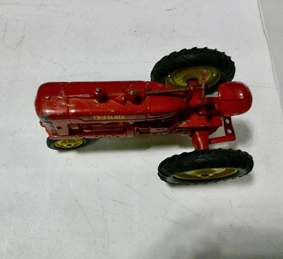 Vintage Tru-Scale Farmall Tractor, yellow wheels. No box. - Image 3 of 4