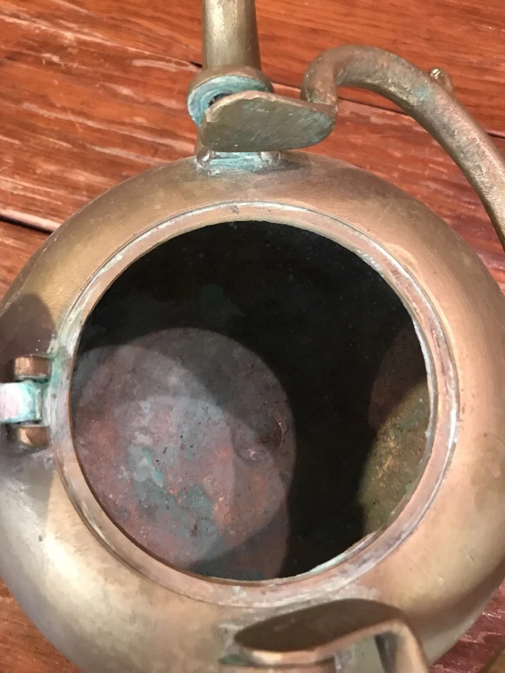 "Antigua tetera asiática de latón macizo con tallo de manzana tapa con patas bonita pátina 6,75"" T" Foto 4 de 4