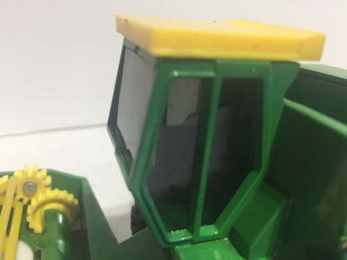 John Deere 985 Hydro 4 Combine con testa e cabina in grana funzionante scala 1/50 di Ertl - Foto 9 di 12