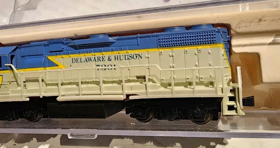 Life-Like N Scale GP38 Locomotive D&H #7301 - Image 3 of 4