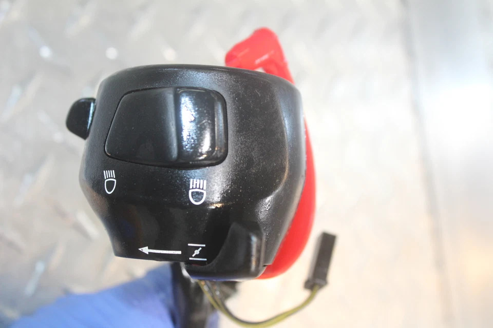 Suzuki GSXR750W 1996 clip izquierdo en mango bocina señales interruptores con cable obturador Foto 3 de 4