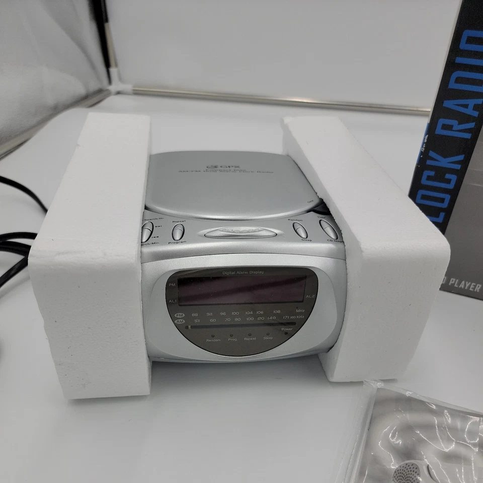 Vintage GPX D714 AM/FM Stereo Clock Radio W Dual Alarm & Fixer Upper CD Player - Image 2 of 4