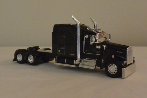 DCP 1/64 Black Kenworth W900L 86" Studio Sleeper & Utility Spread-Axle Reefer - Picture 13 of 17