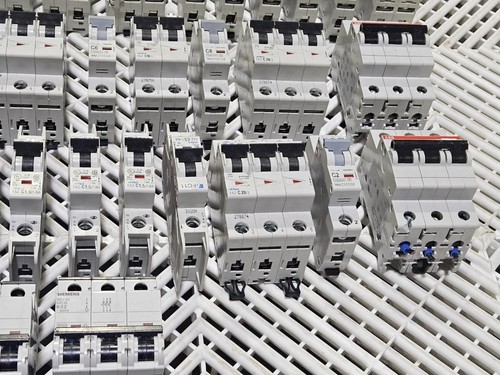 Lot of 48 Circuit Breakers, 1, 2, and 3-Pole, Allen-Bradley, Siemens, ABB - Picture 4 of 7