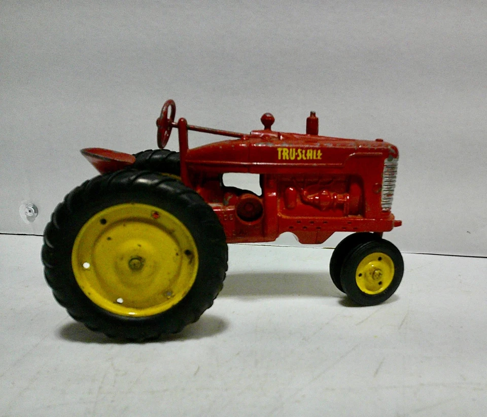 Vintage Tru-Scale Farmall Tractor, yellow wheels. No box. - Image 2 of 4