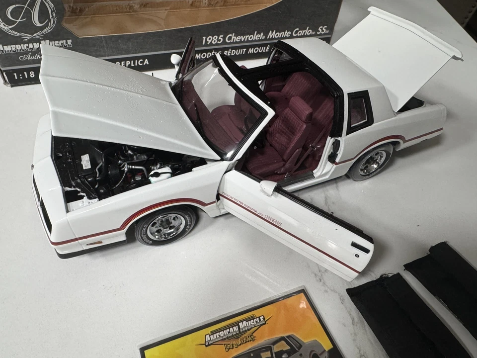 Chevy Monte Carlo SS American Muscle Authentics 1985 con T-tops blanco 1:18 ertl Foto 2 de 4