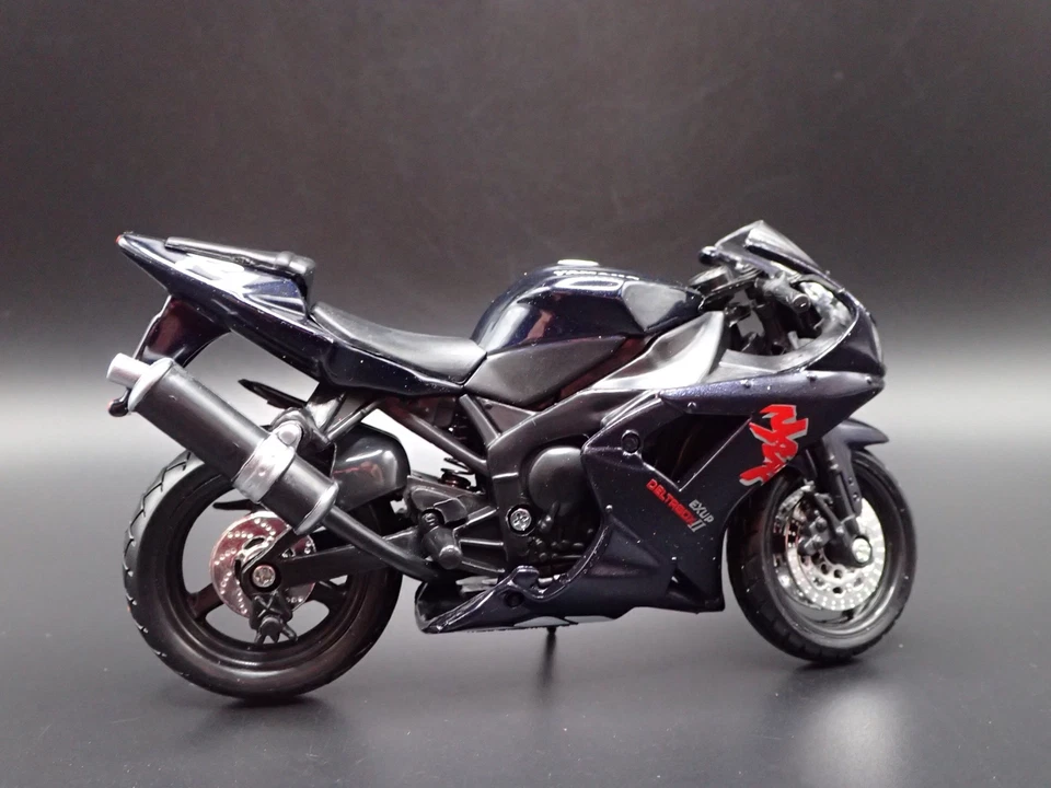 MOTO SPORTIVA YAMAHA YZF-R1 NERA DIORAMA MODELLO DIECAST IN SCALA 1/18 - Immagine 4 di 4