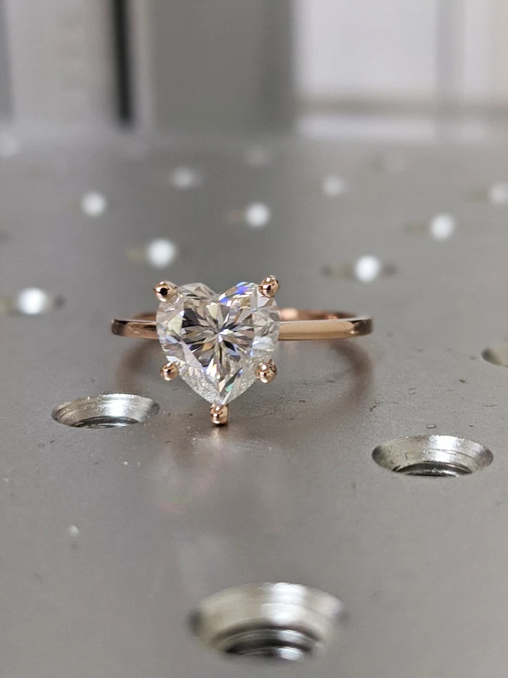 Anillo solitario de diamantes cultivados en laboratorio con corte de corazón de 2,00 quilates de oro rosa de 14 kt Foto 2 de 4