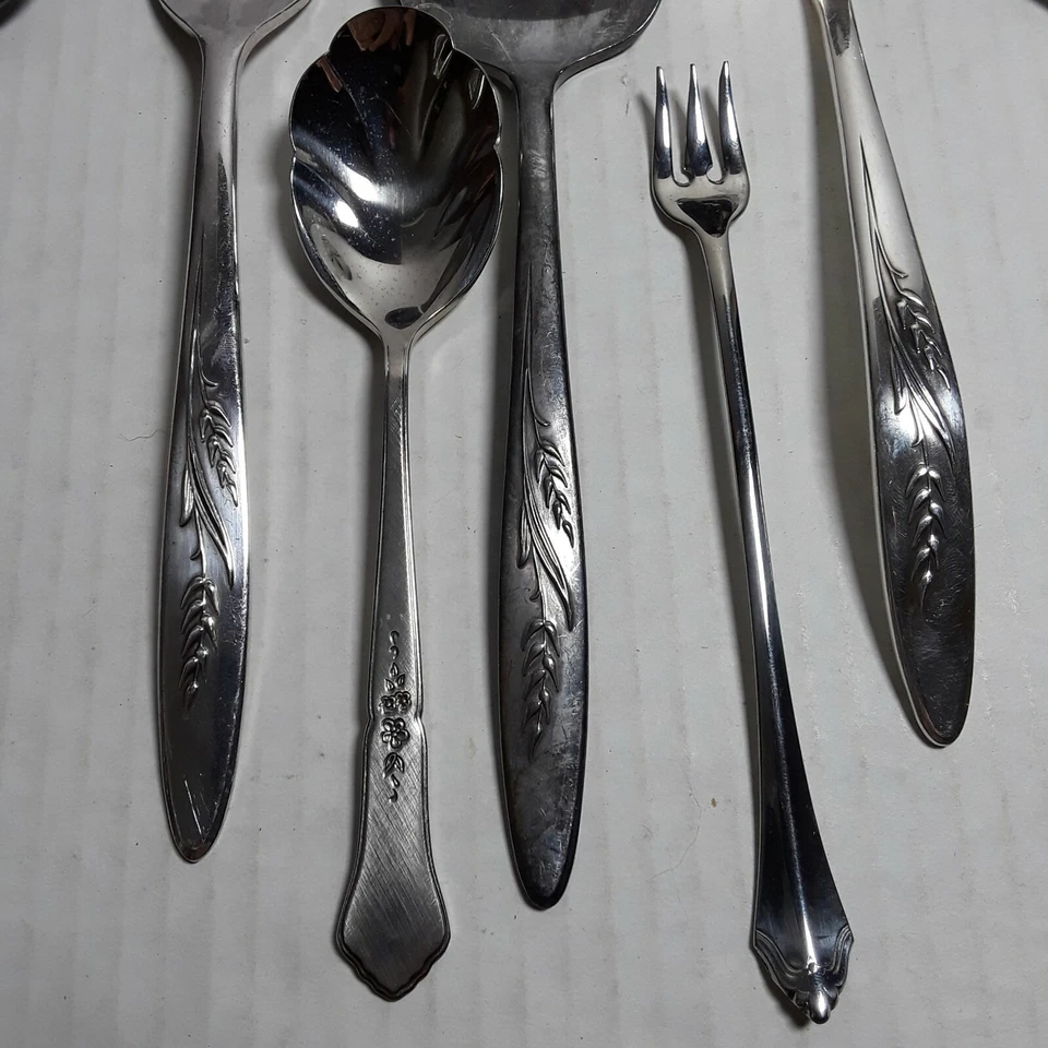 Lot of 7 Community Plate Wheat Pattern and Oneida Flatware Serving Pieces  - Image 3 of 4