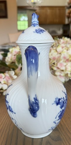 Royal Copenhagen Braided Blue Flowers Porcelain Coffee Pot & Lid 10/1517, 1947 - Picture 2 of 6