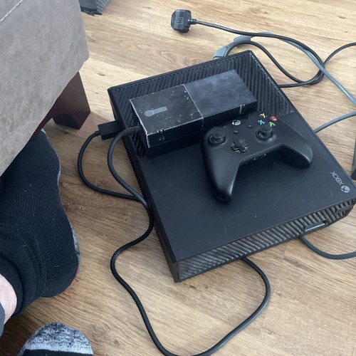 Microsoft XBox One Videospielkonsole - Schwarz mit Controller und Netzteil