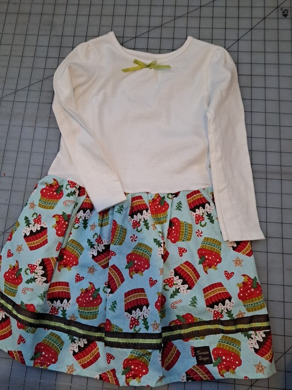 Christmas Cupcake  T Shirt Dress Size 4