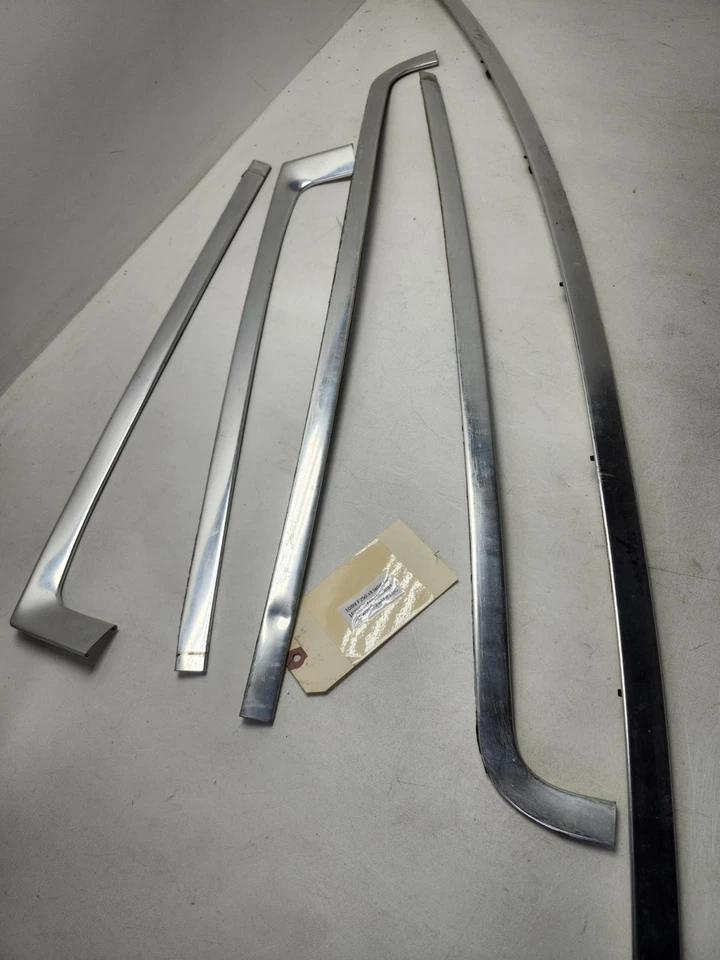 Juego de molduras exteriores para parabrisas Bronco 1980-1991 Ford F-150, F-250, F-350 80-91 Foto 2 de 4