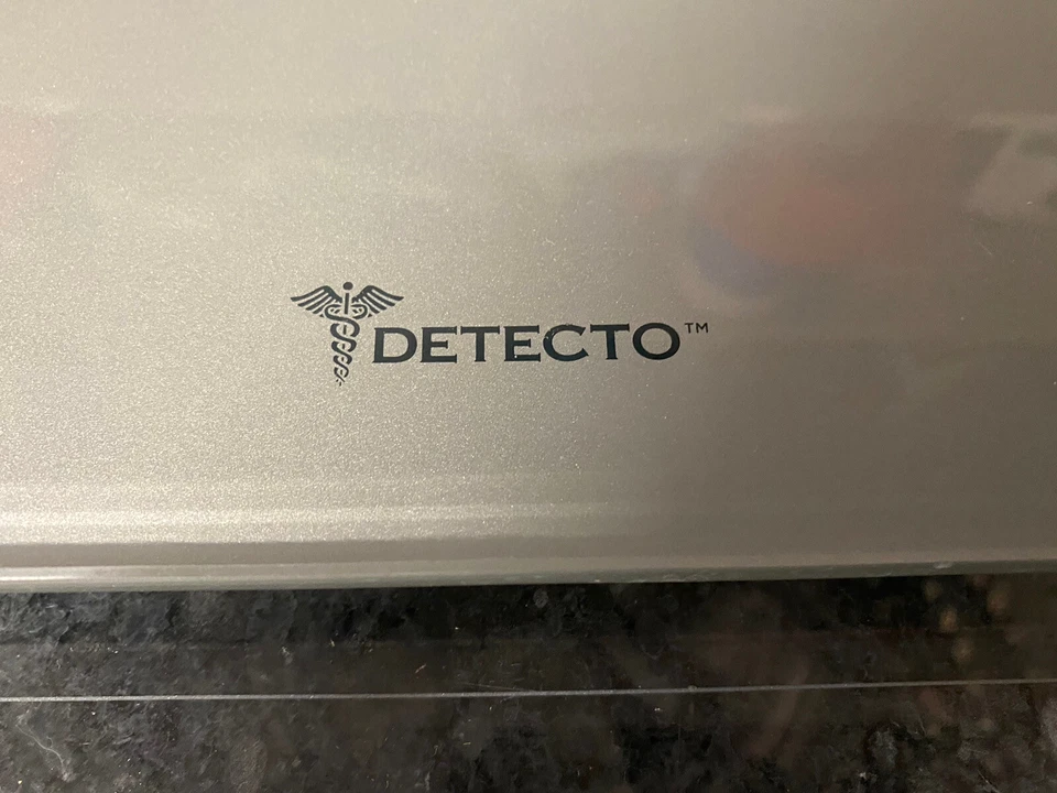 Escala Escali Detecto 440 lb vidrio transparente con parte posterior plateada y rayas laterales negras Foto 3 de 4