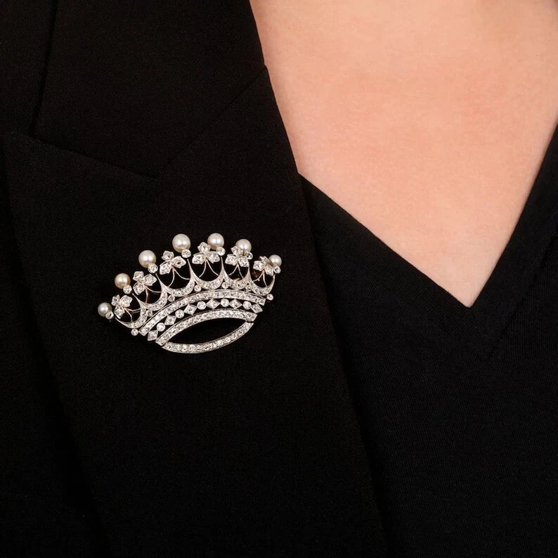 Broche prendedor en forma de corona de perlas simuladas corte redondo de 2,80 quilates enchapado en oro amarillo de 14 k Foto 3 de 4