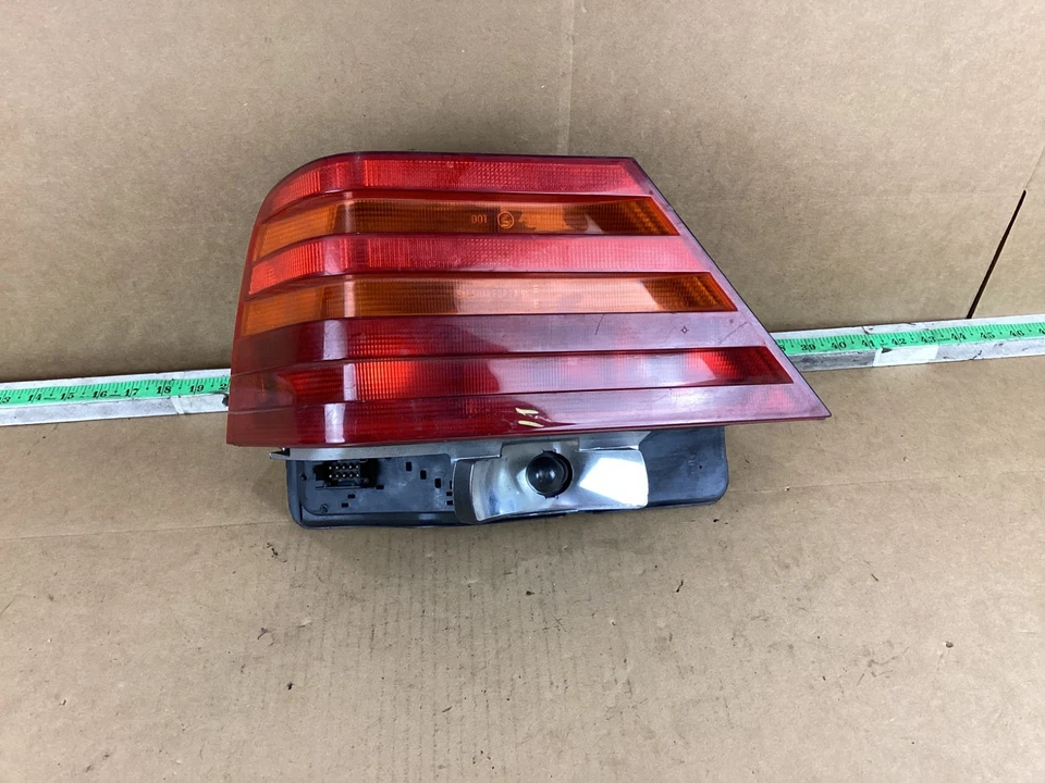 Luz trasera izquierda del lado del conductor Mercedes-Benz 500e 1992-1993 OEM Foto 4 de 4