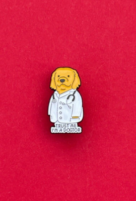 Pin/Anstecknadel/Emaille-Brosche DOKTOR/HUND/DOG/''TRUST ME I'M A DOGTOR''/Stethos