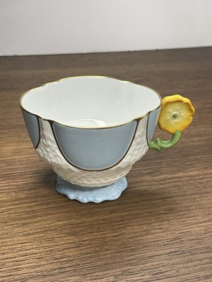 VINTAGE AYNSLEY TEA CUP FLOWER HANDLE RD NO 768698 - Damage