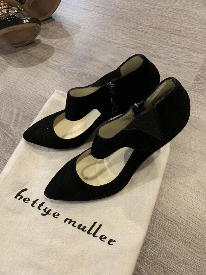 Zapatos de salón Bettye Muller de gamuza negros, 37 EE. UU. 6,5 Foto 2 de 4