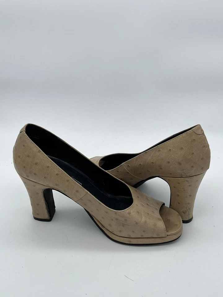 Amanda Smith "HETTY" Beige/Tostado Cuero Avestruz Puntera Abierta 3 5/8" Tacón Talla 6M Foto 3 de 4