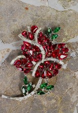 Crown Trifari Alfred Philippe red emerald rhinestones rose brooch pin rare