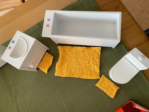 Konvolut IKEA Puppenstubenmöbel mit Kissen usw. - Bild 8 von 10