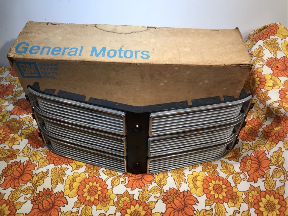 Pontiac Catalina 1975 nuevo stock antiguo parrilla central OEM caja original Foto 3 de 4