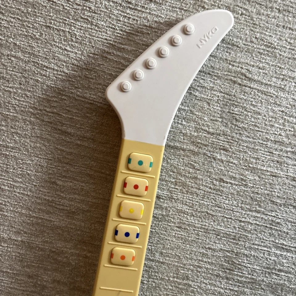 Guitar Hero Explorer Nyko Front Man Nintendo Wii Blanco y Negro Artículo #83057-E14 Foto 3 de 4