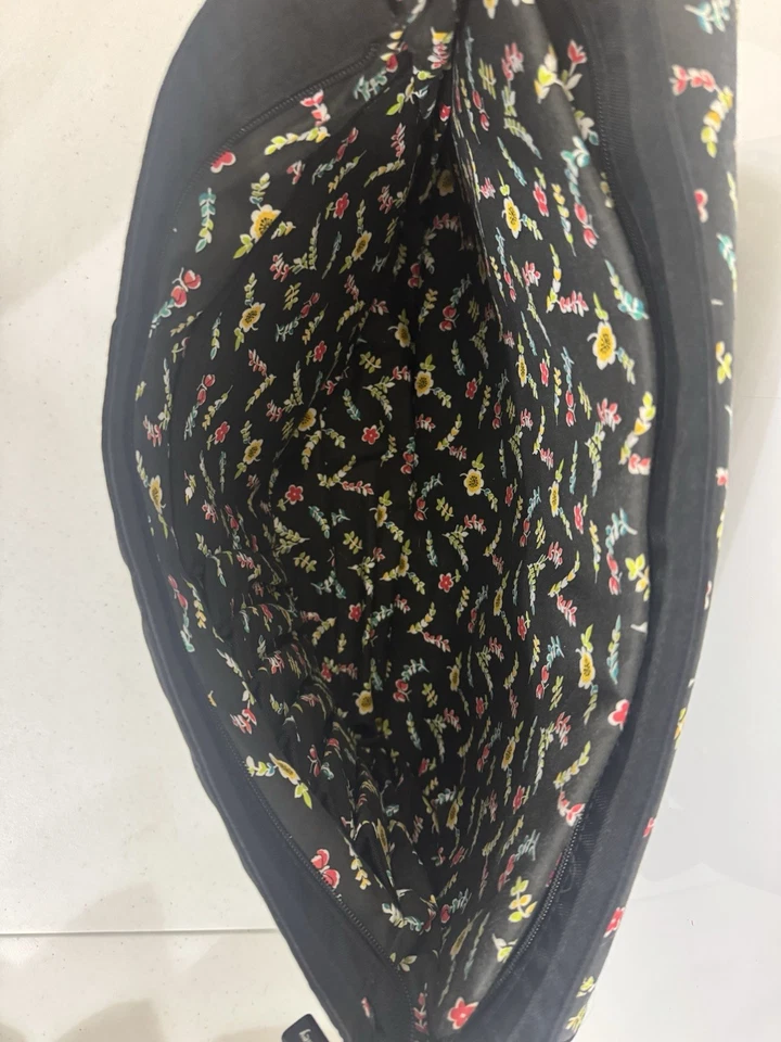 Bolso mensajero Vera Bradley negro con patrón floral en el interior Foto 4 de 4