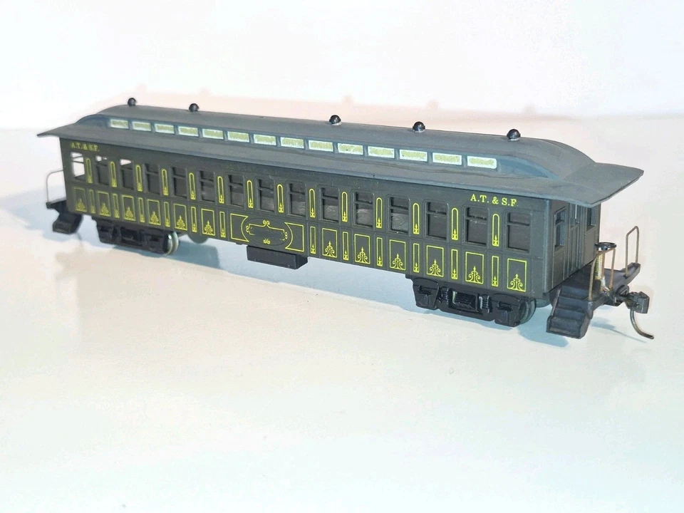 Roundhouse/ Model Power ATSF Clerestory Style Old timer Carriage. HO Scale. - Image 2 of 4