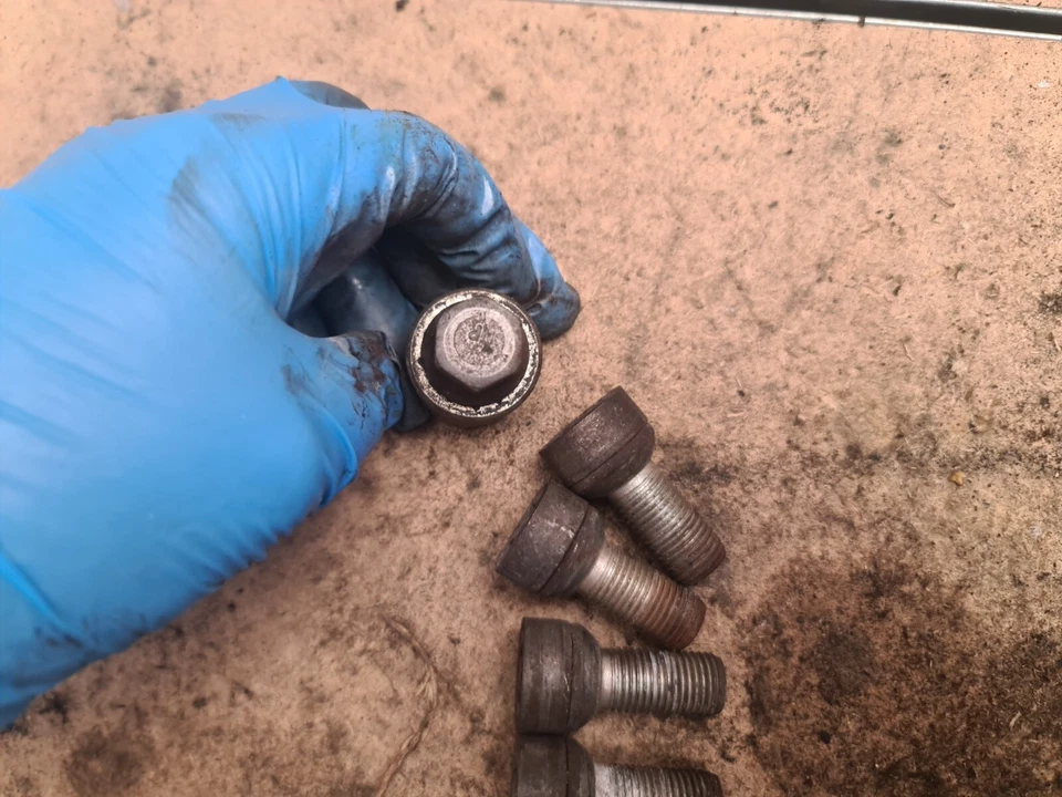 VW Volkswagen Beetle MK2 2010 Locking Wheel Nut Bolt & Key — 第 3/3 张图片