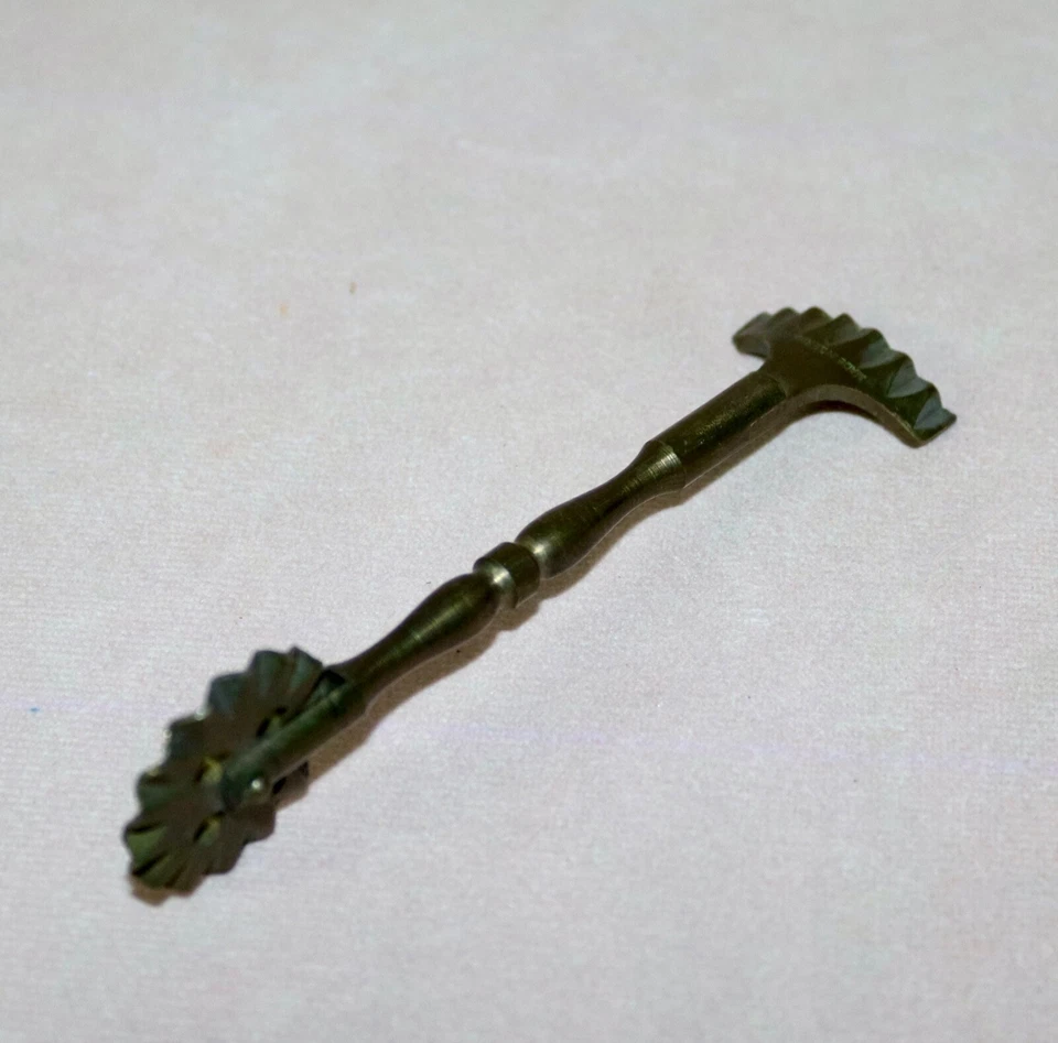 Crimpadora y herramienta de corte para decoración de pastel doble de latón 4 3/4” hecha en alemán vintage Foto 3 de 4