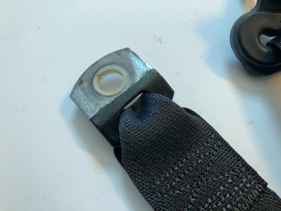 Retractor de cinturón de seguridad trasero, diestro o derecho 2013-18 Dodge Ram 1500 2500 3500 5KP981X9AC Foto 4 de 4