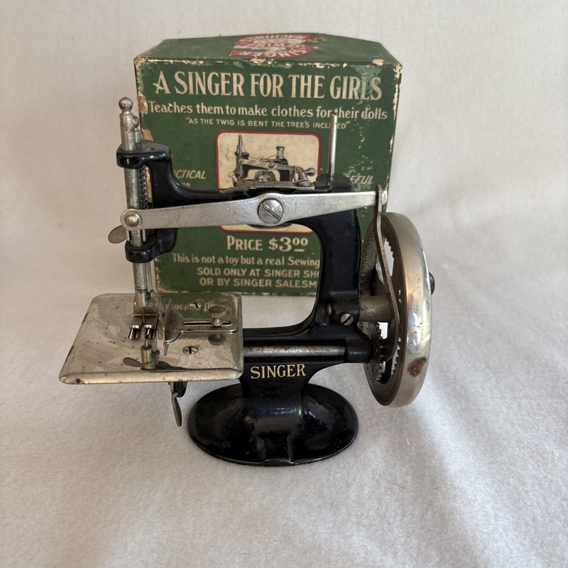 SINGER No. 20 Child-Sized Hand Crank Sewing Machine Black/Silver w/ Box Manual 
