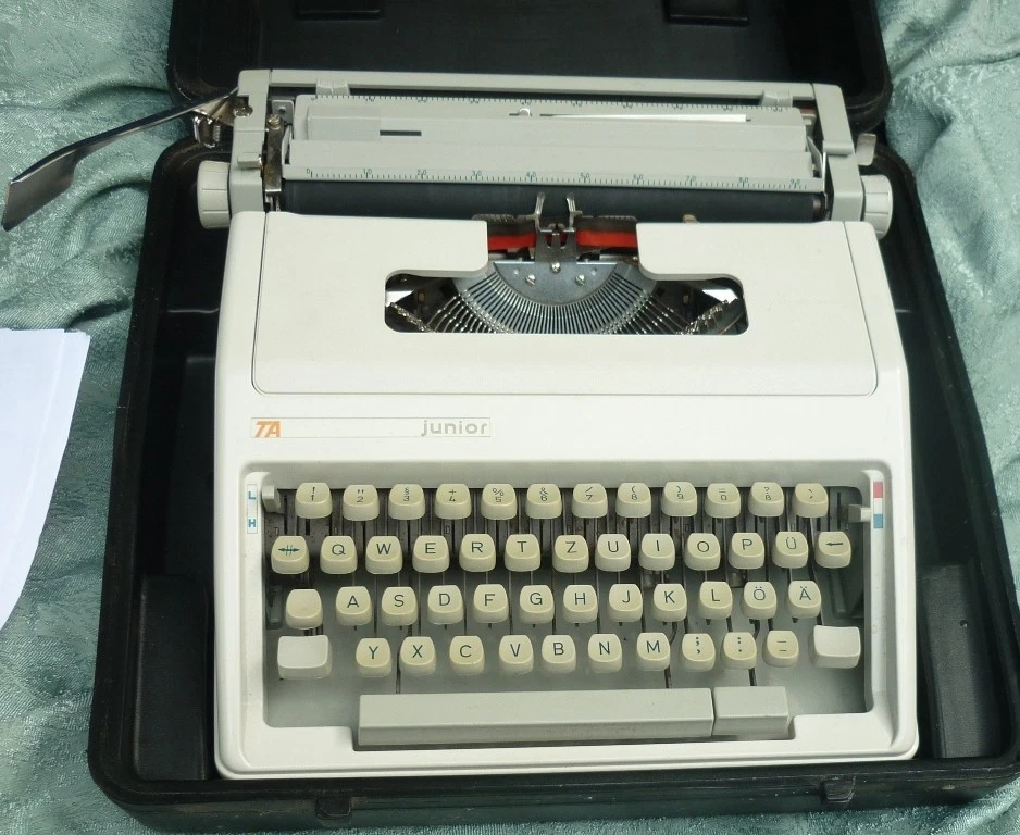 Reise Schreibmaschine TA Junior hellgrau mit Koffer funktioniert sehr gut - Bild 4 von 4
