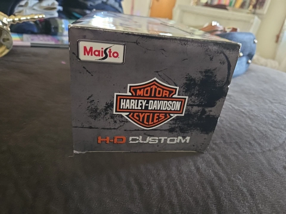 Maisto 2010 Ford F-150 STX Harley Davidson Die Cast with Motorcycle, Scale: 1/27 - Image 4 of 4