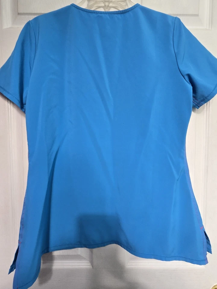 Blusa Scrubstar Scrub tamanho P-"BONDI BLUE" com acabamento rosa gola V-peito 20,5"/L 26" - Imagem 2 de 4