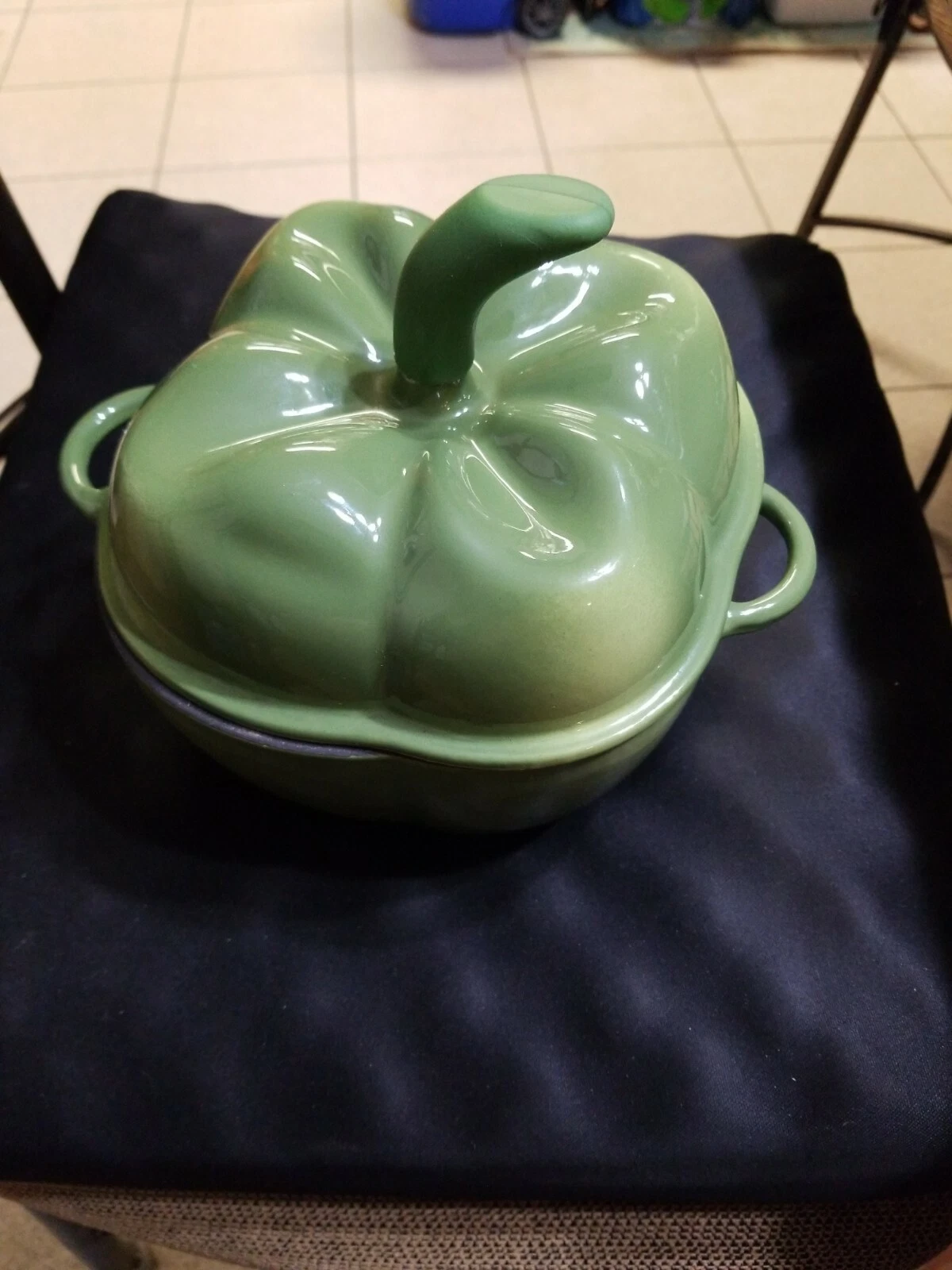 UNIQUE GREEN BELL PEPPER TECHNIQUE CAST IRON GREEN ENAMEL 1.5 QT POT DUTCH OVEN