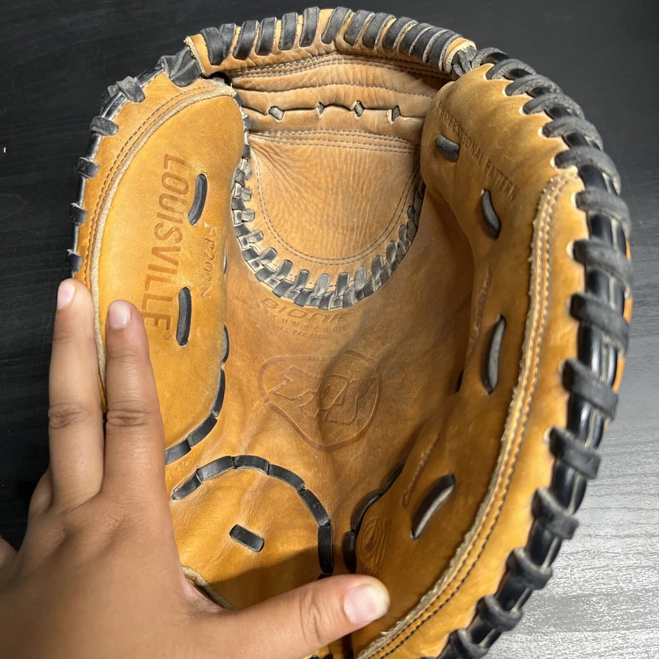 Louisville Slugger Catchers Mitt Glove TPS FP202N Right Throw - Image 2 of 3
