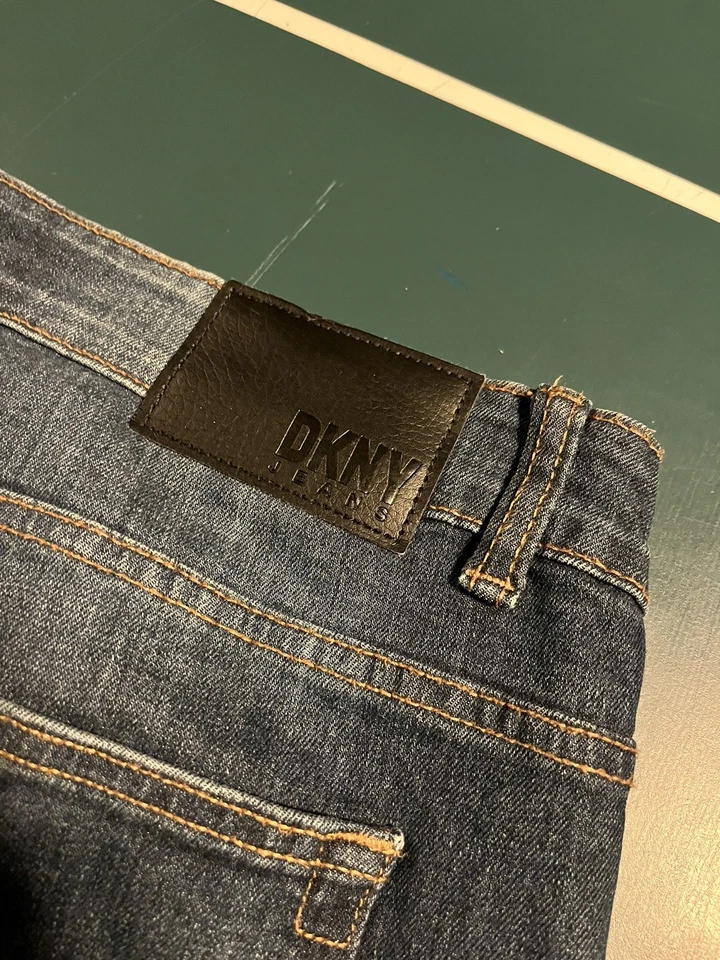 Pantalones de mezclilla para hombre DKNY Bedford calce ajustado lavado oscuro 36 X 30 elásticos cónicos Foto 4 de 4