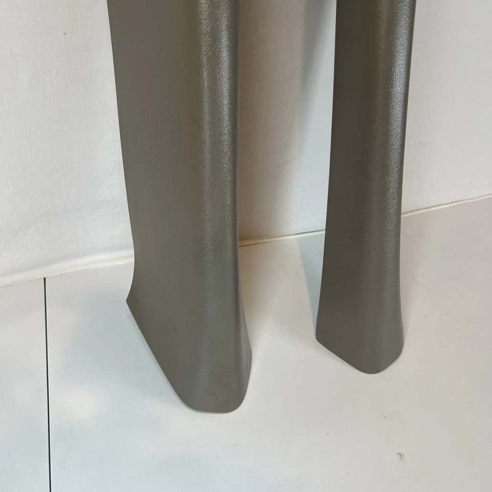 GMC Yukon 2002 pilar A conjunto de 2 taupe OEM 15262941 Foto 4 de 4