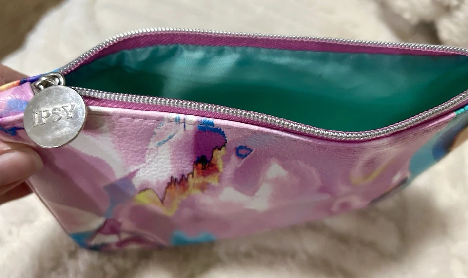 Bolsa de cosméticos de maquillaje Ipsy julio 2025 púrpura remolino tie dye borde holográfico 5x 7 Foto 2 de 4