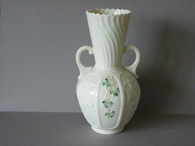 IRISH BELLEEK. GROSSE TAFELVASE MIT KLEEBLÄTTERN, 9. MARK. 1997 - 1999