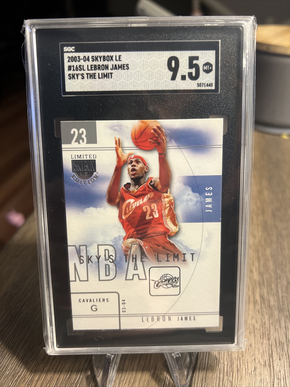 LEBRON JAMES SGC 9.5 2003 SKYBOX L.E. #16 ROOKIE SKY’S THE LIMIT RC CAVALIERS