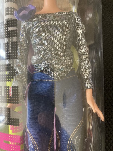 2004 Barbie Fashion Fever doll with poster  - Picture 4 of 6