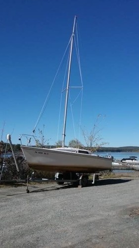 1992 Hunter Marine 23 foot Sailboat with Trailer