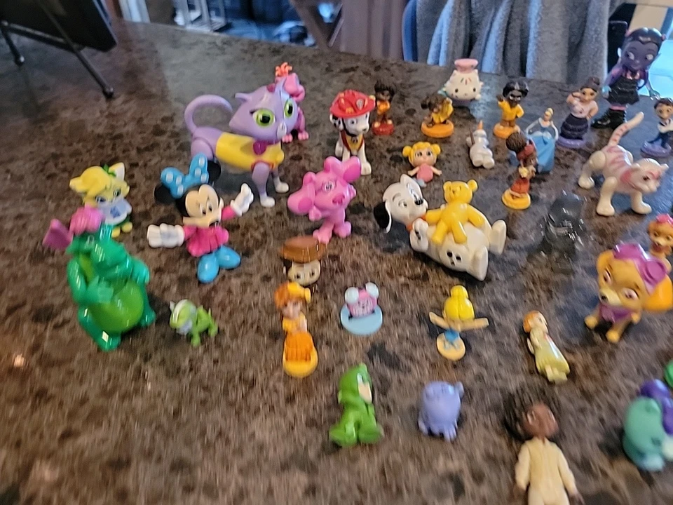 Gran Lote de Figuras de Juguete Disney Surtido de Personajes Modernos y De Colección Foto 2 de 4