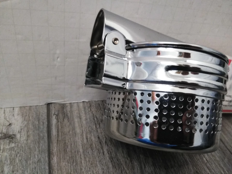 Ricer de patatas Norpro / prensa de frutas #162 acero inoxidable, triple cromado Foto 3 de 4