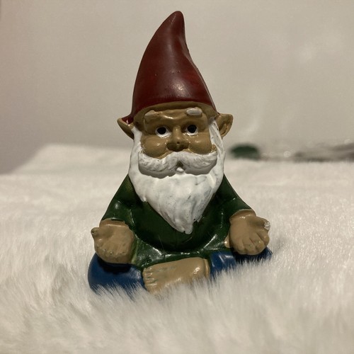 Mini Gnomo da Giardino Esterno 2,75" Statua Figura Cappello Rosso Barba Lunga Meditazione - Foto 11 di 11